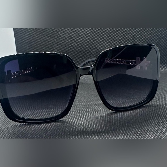 ✨?Chic Black Oversized Square Sunglasses w/ Gold Chain Detail | UV Protection✨ main image 14